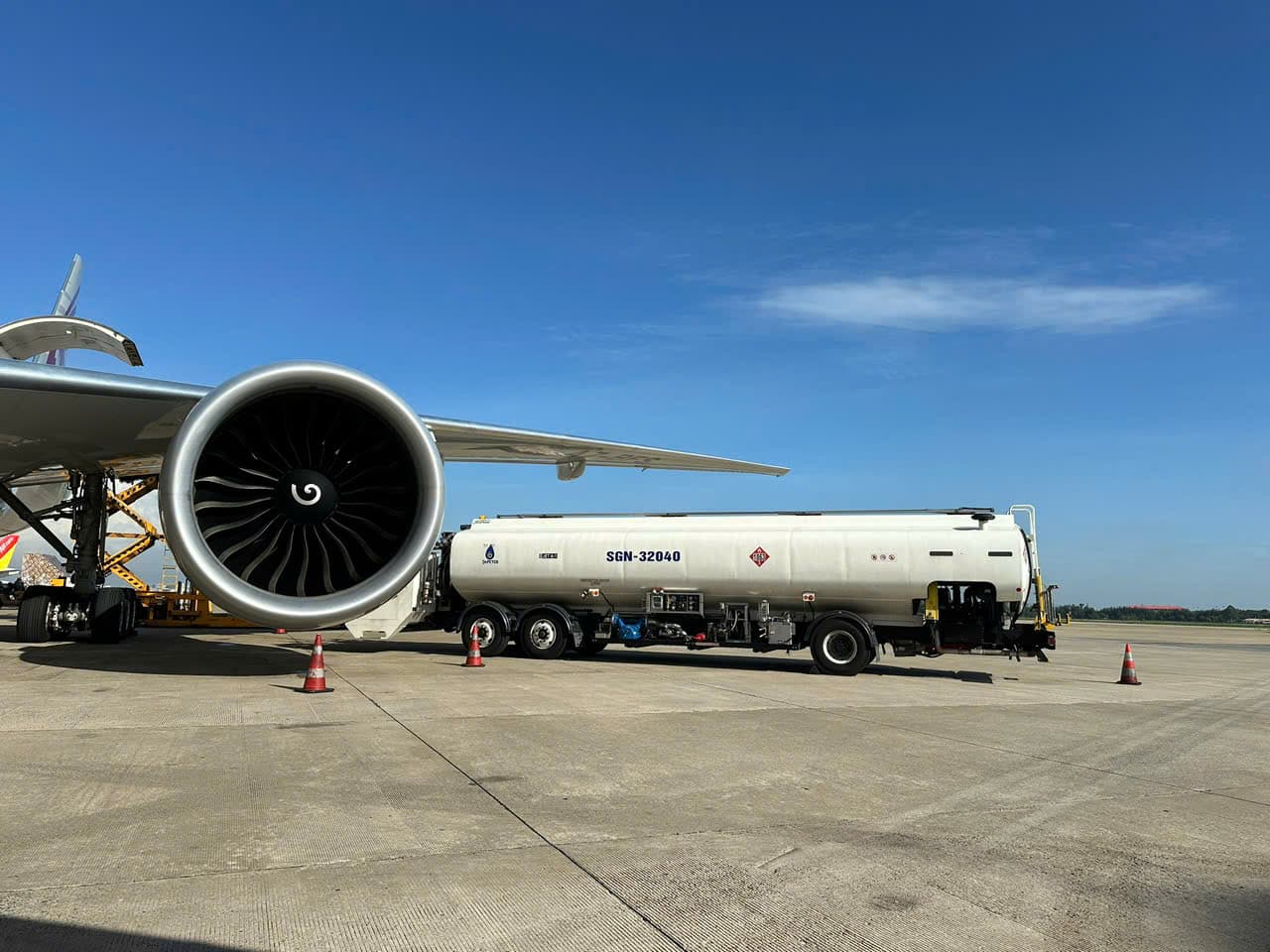 TAPETCO refueller SGN-32040 beside a wide-body engine